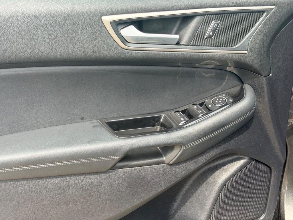 Ford Edge Vehicle Full-screen Gallery Image 24