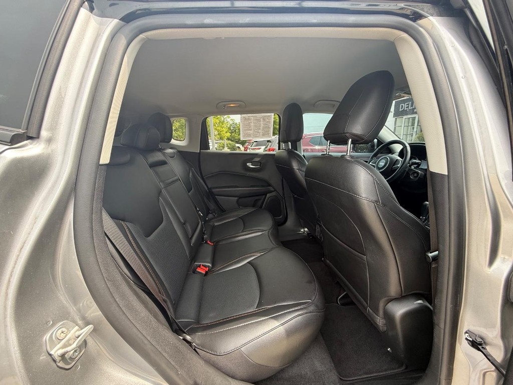 Jeep Compass Vehicle Full-screen Gallery Image 10