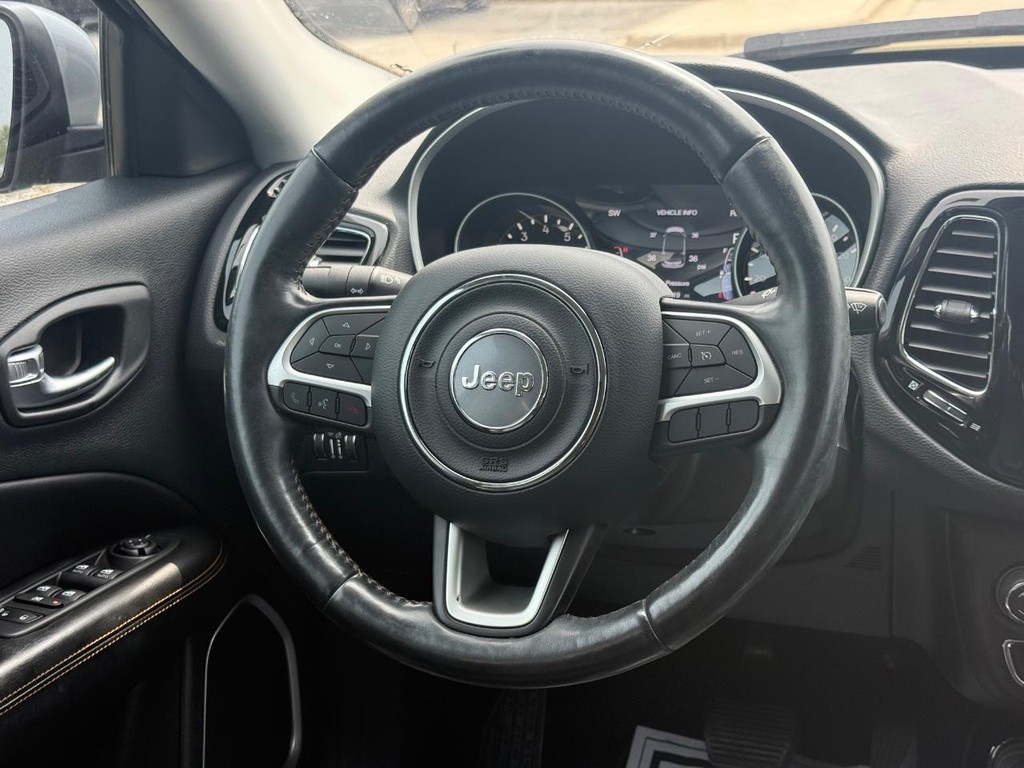 Jeep Compass Vehicle Full-screen Gallery Image 12