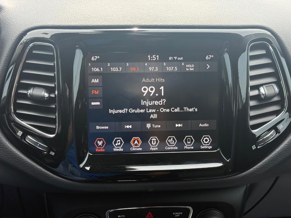 Jeep Compass Vehicle Full-screen Gallery Image 16