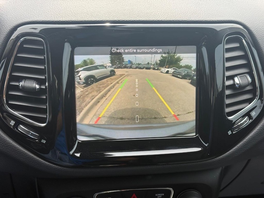 Jeep Compass Vehicle Full-screen Gallery Image 17