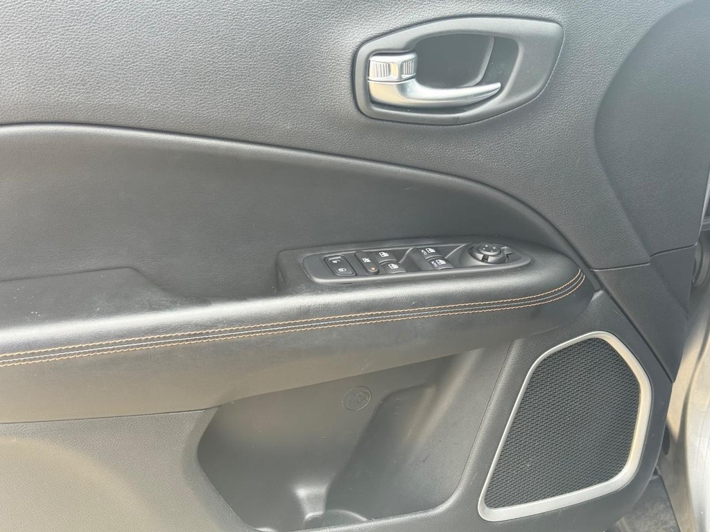 Jeep Compass Vehicle Full-screen Gallery Image 23