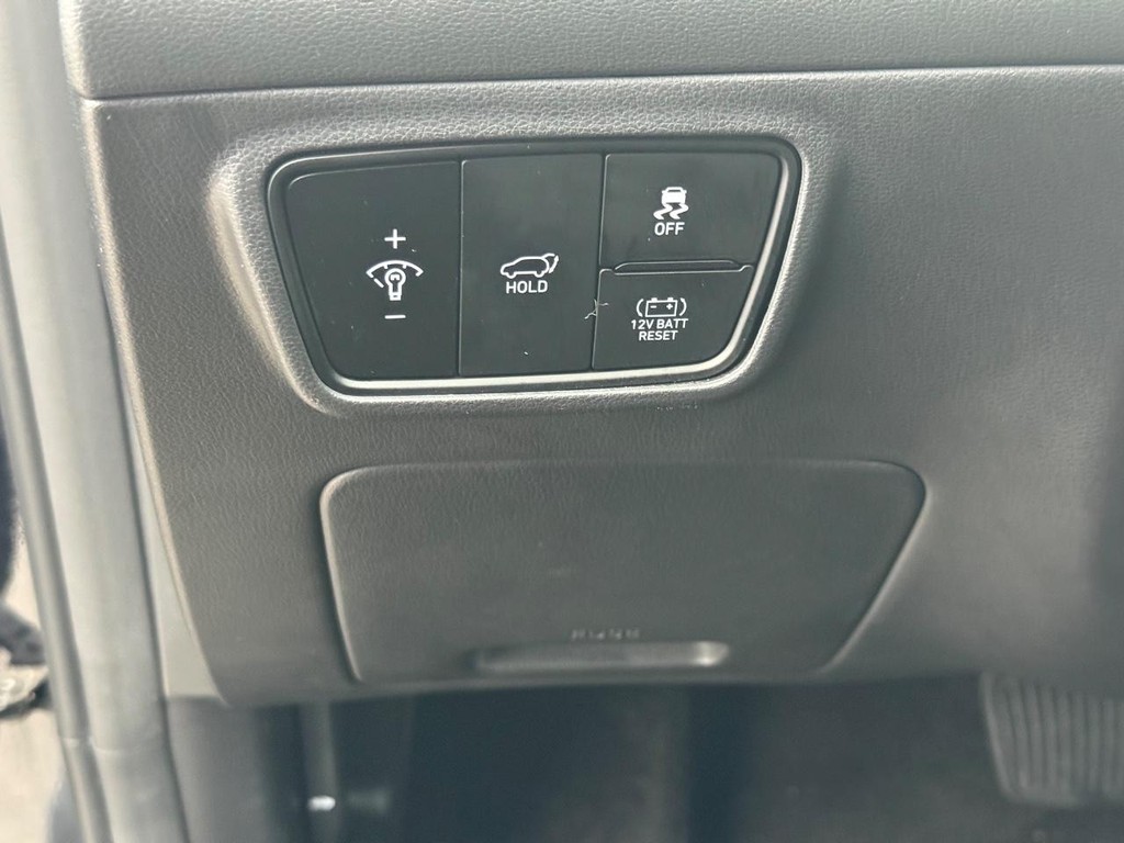 Hyundai Tucson Hybrid Vehicle Full-screen Gallery Image 22
