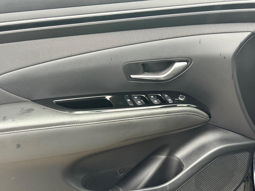 Hyundai Tucson Hybrid Vehicle Full-screen Gallery Image 23