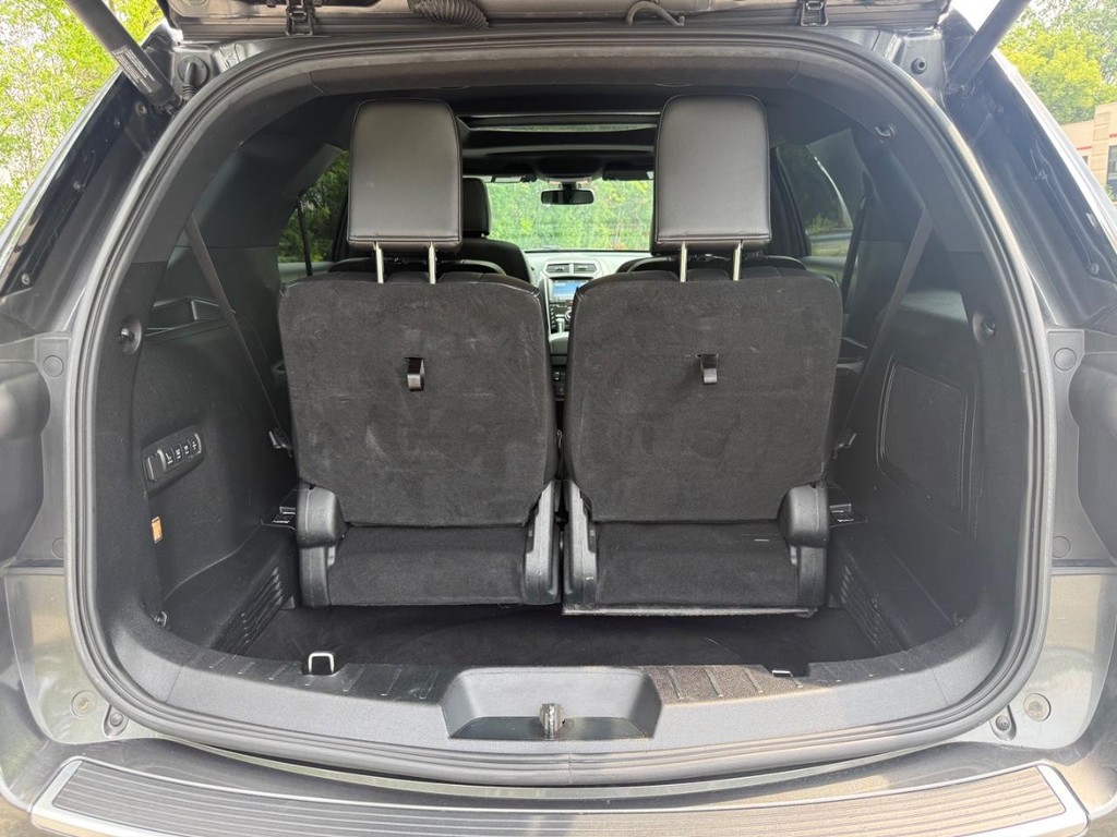 Ford Explorer Vehicle Full-screen Gallery Image 05