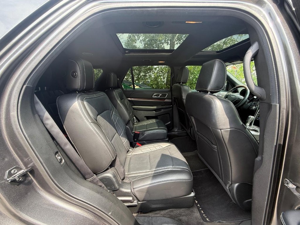 Ford Explorer Vehicle Full-screen Gallery Image 12
