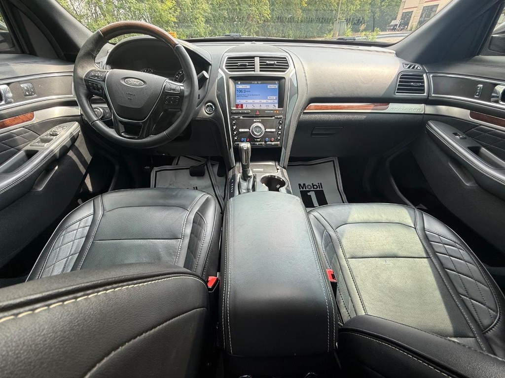 Ford Explorer Vehicle Full-screen Gallery Image 15