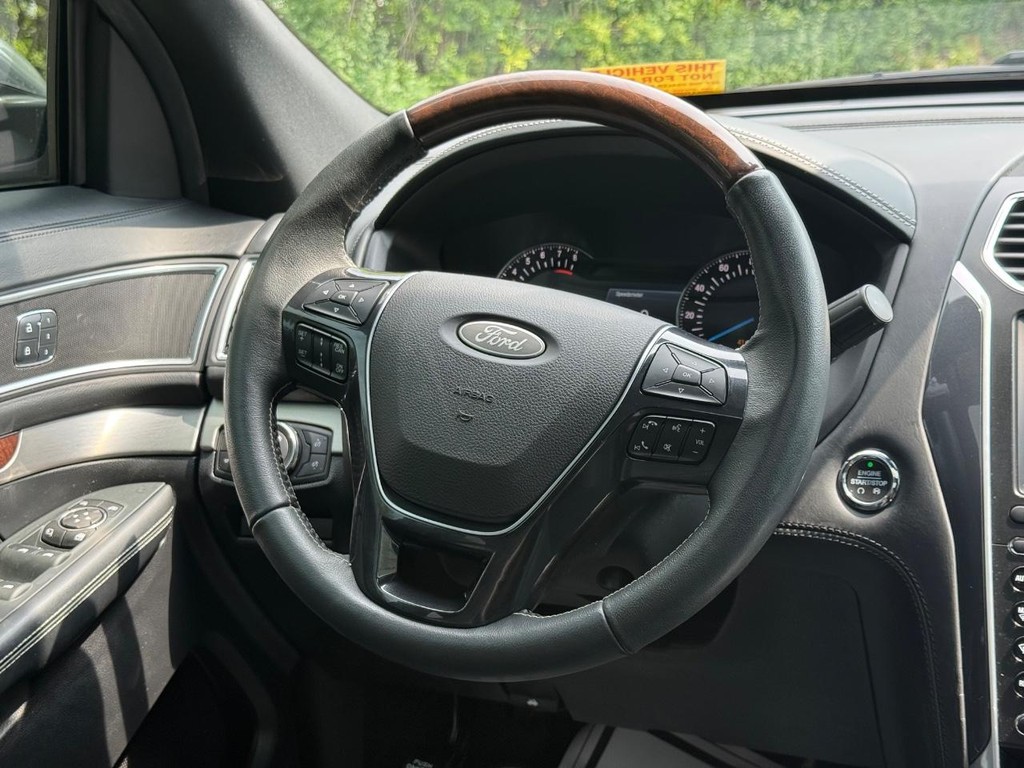 Ford Explorer Vehicle Full-screen Gallery Image 16