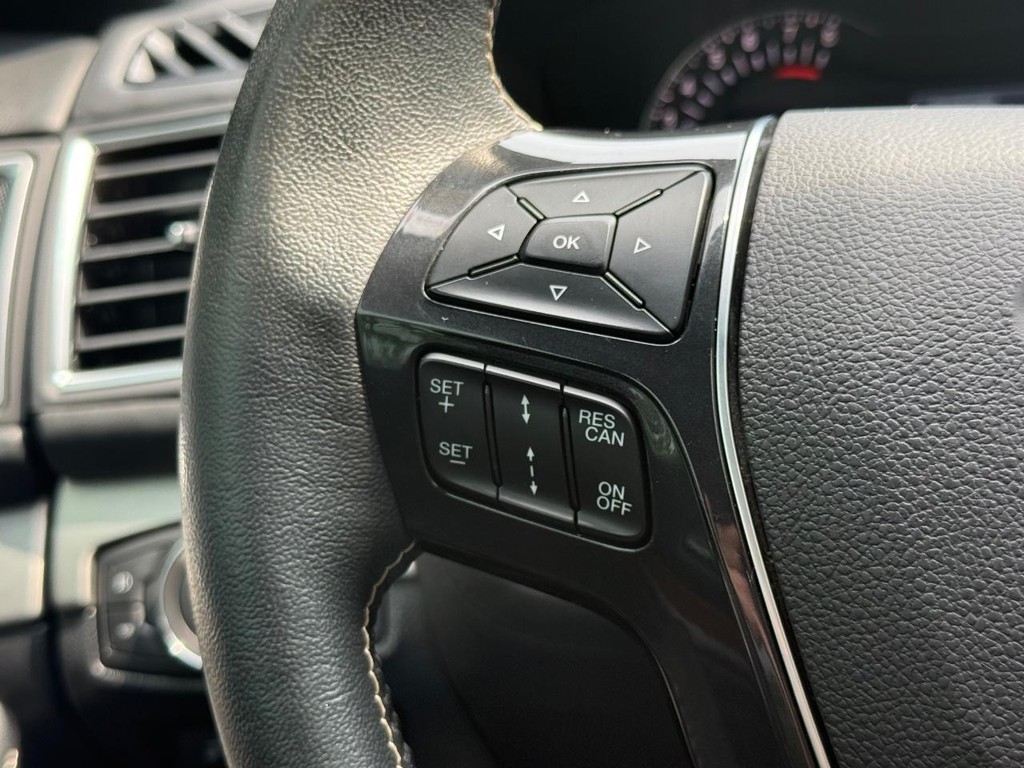 Ford Explorer Vehicle Full-screen Gallery Image 17