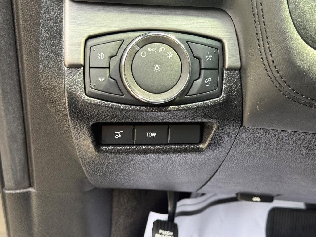 Ford Explorer Vehicle Full-screen Gallery Image 24