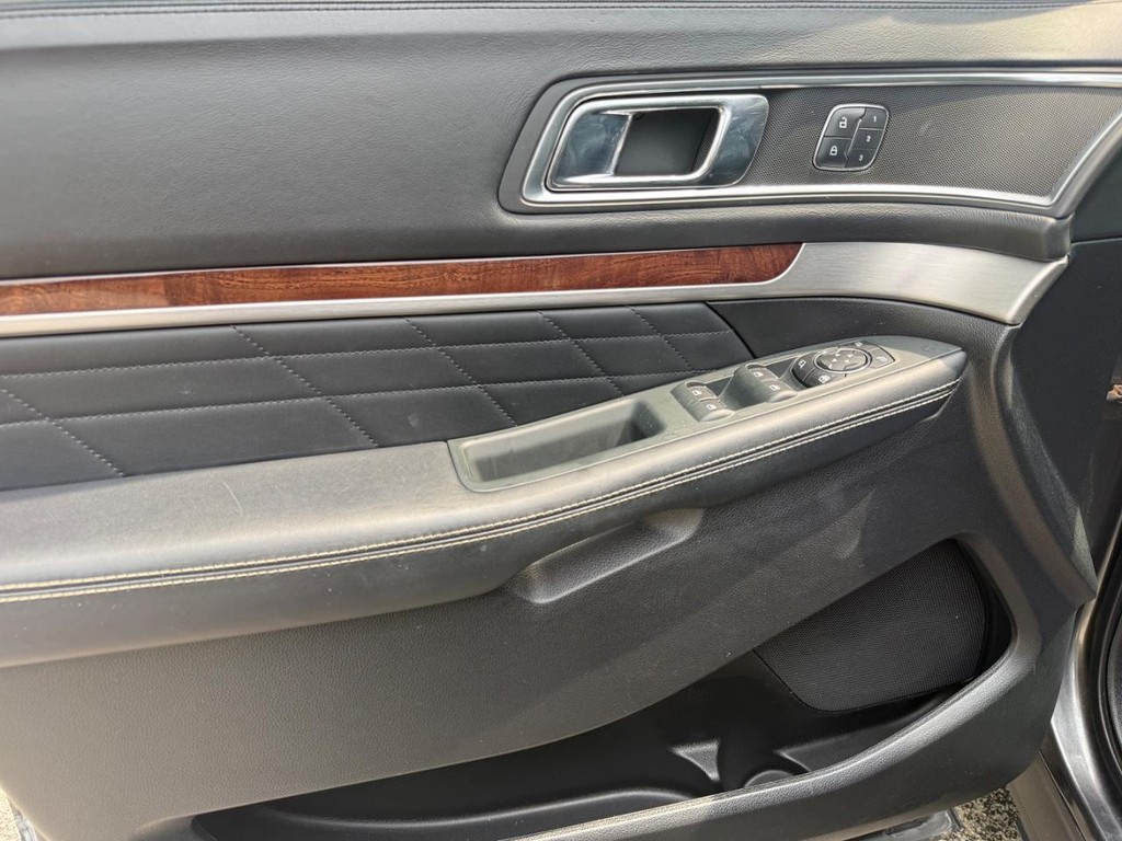 Ford Explorer Vehicle Full-screen Gallery Image 26