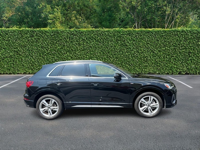 Audi Q3 Vehicle Full-screen Gallery Image 02