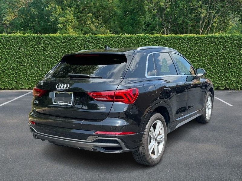 Audi Q3 Vehicle Full-screen Gallery Image 03