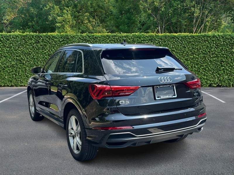 Audi Q3 Vehicle Full-screen Gallery Image 04