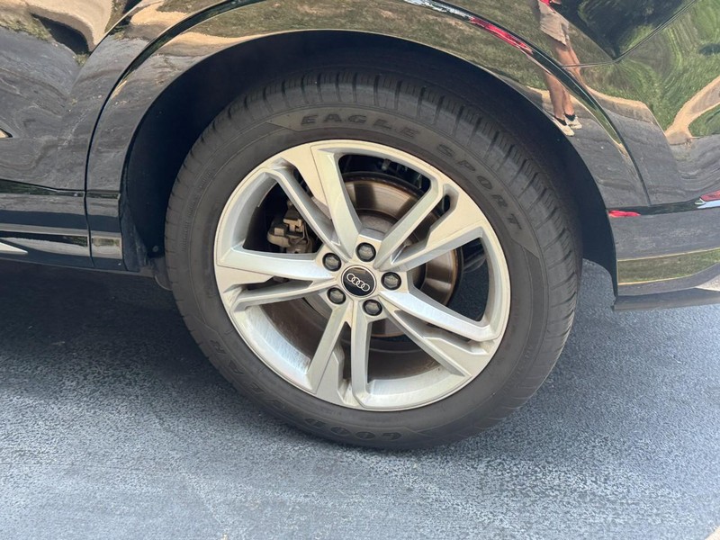 Audi Q3 Vehicle Full-screen Gallery Image 05