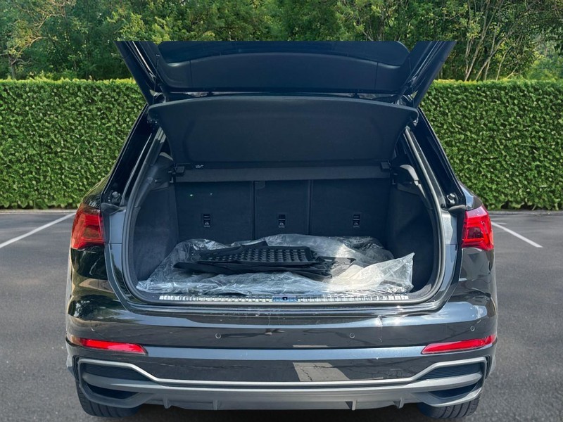 Audi Q3 Vehicle Full-screen Gallery Image 08