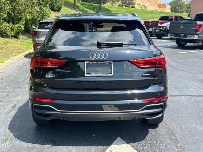 Audi Q3 Vehicle Full-screen Gallery Image 09