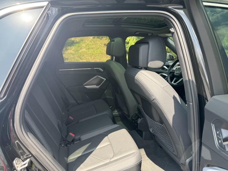 Audi Q3 Vehicle Full-screen Gallery Image 10