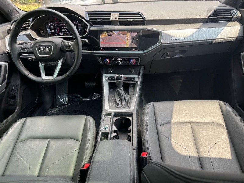 Audi Q3 Vehicle Full-screen Gallery Image 11