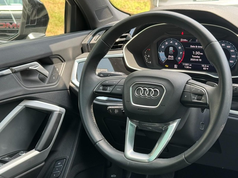 Audi Q3 Vehicle Full-screen Gallery Image 12