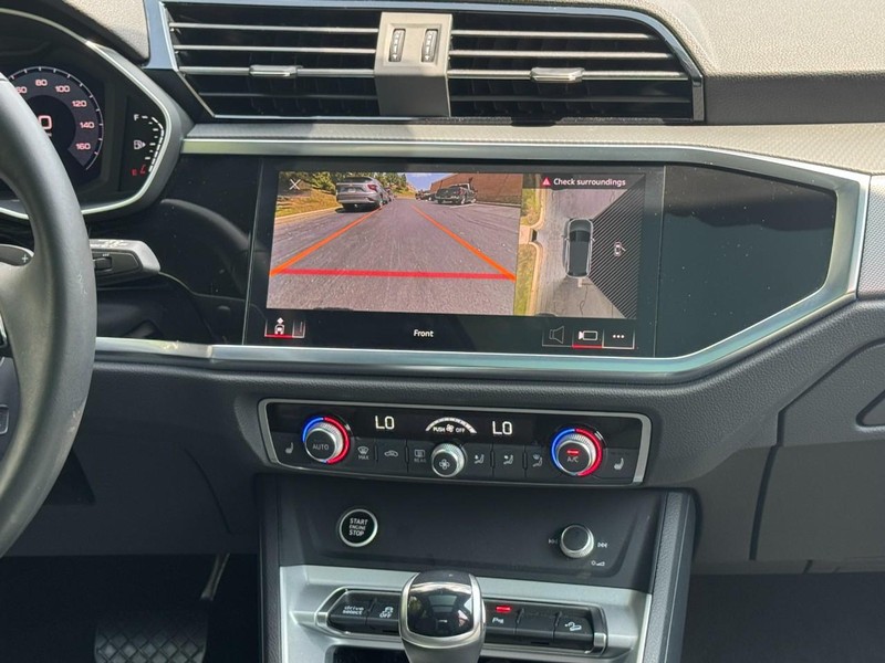 Audi Q3 Vehicle Full-screen Gallery Image 13