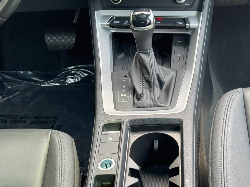 Audi Q3 Vehicle Full-screen Gallery Image 14