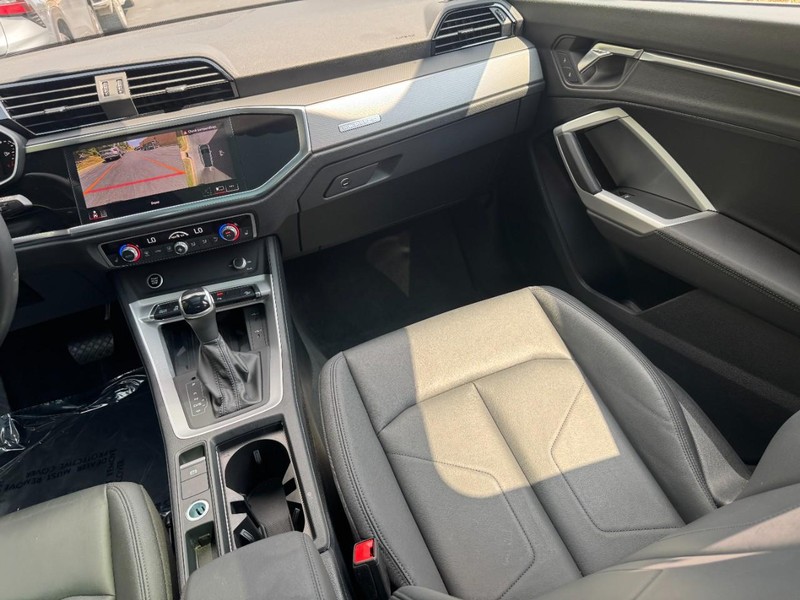 Audi Q3 Vehicle Full-screen Gallery Image 15