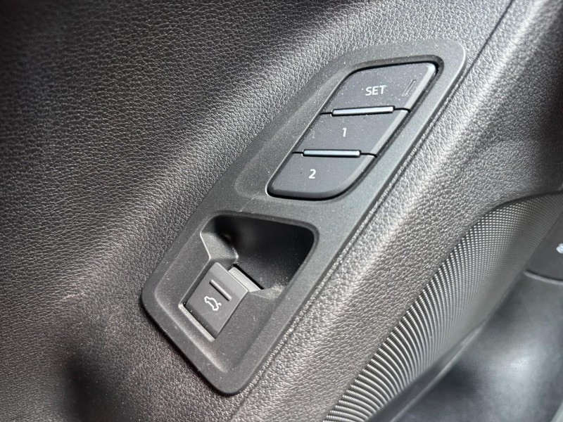 Audi Q3 Vehicle Full-screen Gallery Image 16