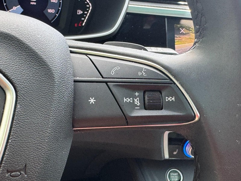 Audi Q3 Vehicle Full-screen Gallery Image 18