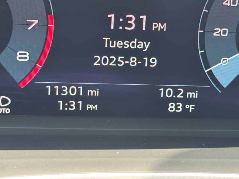 Audi Q3 Vehicle Full-screen Gallery Image 19