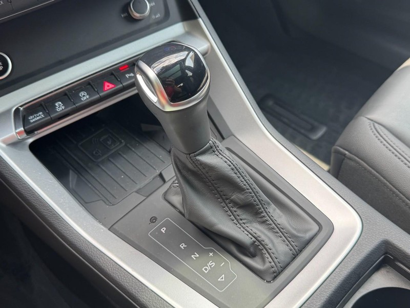 Audi Q3 Vehicle Full-screen Gallery Image 20