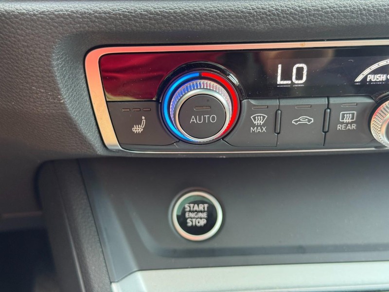 Audi Q3 Vehicle Full-screen Gallery Image 21