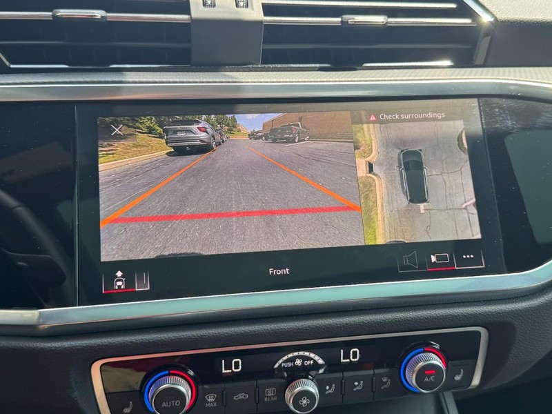 Audi Q3 Vehicle Full-screen Gallery Image 22