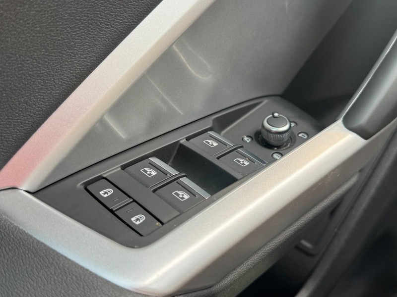 Audi Q3 Vehicle Full-screen Gallery Image 23