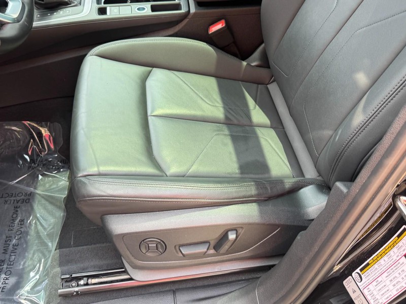 Audi Q3 Vehicle Full-screen Gallery Image 24