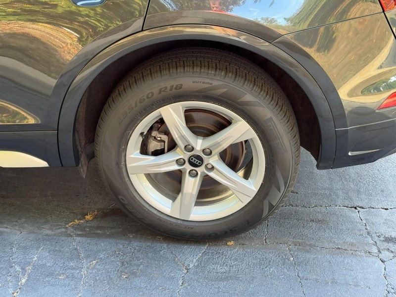 Audi Q5 Vehicle Full-screen Gallery Image 05