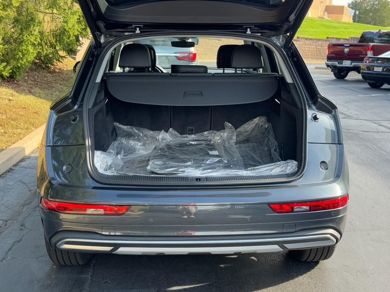 Audi Q5 Vehicle Full-screen Gallery Image 09