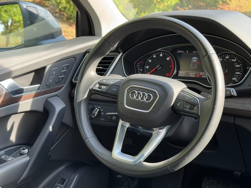 Audi Q5 Vehicle Full-screen Gallery Image 12