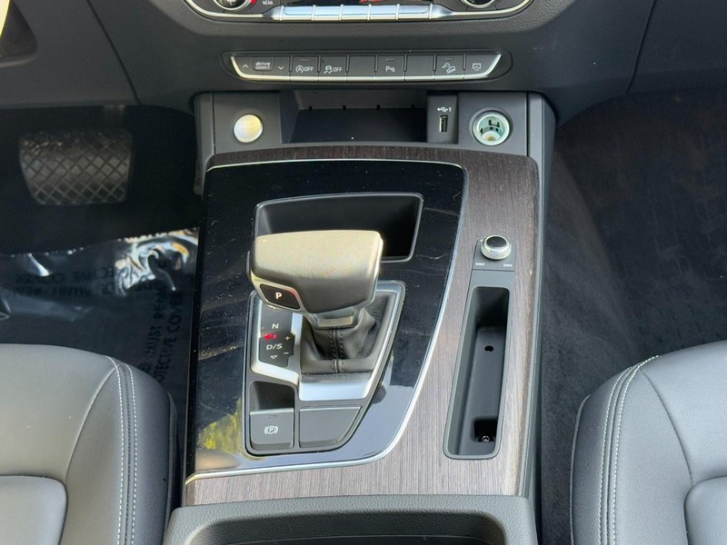 Audi Q5 Vehicle Full-screen Gallery Image 14