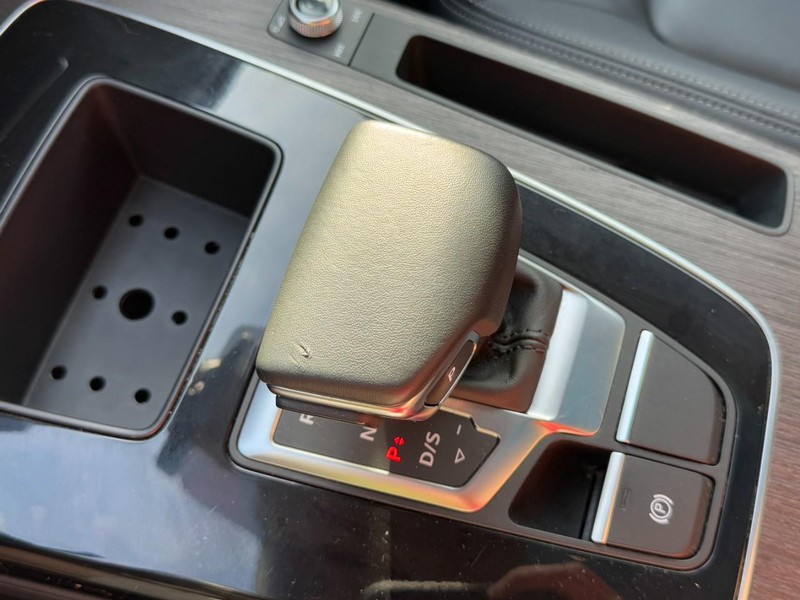 Audi Q5 Vehicle Full-screen Gallery Image 20