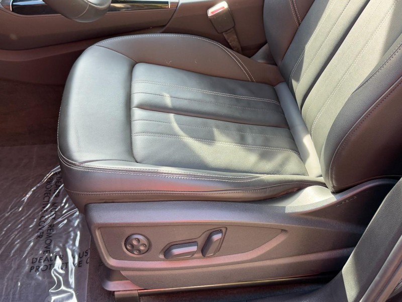 Audi Q5 Vehicle Full-screen Gallery Image 24