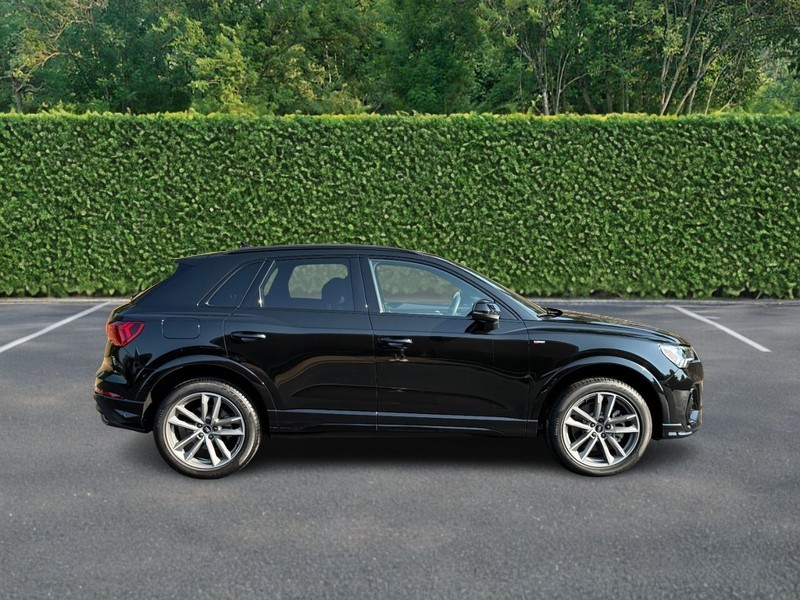 Audi Q3 Vehicle Full-screen Gallery Image 02