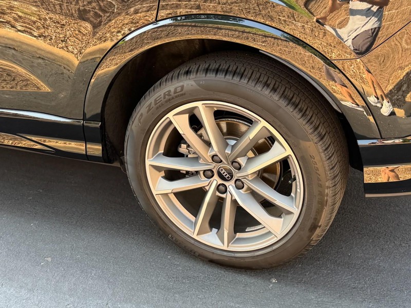 Audi Q3 Vehicle Full-screen Gallery Image 05