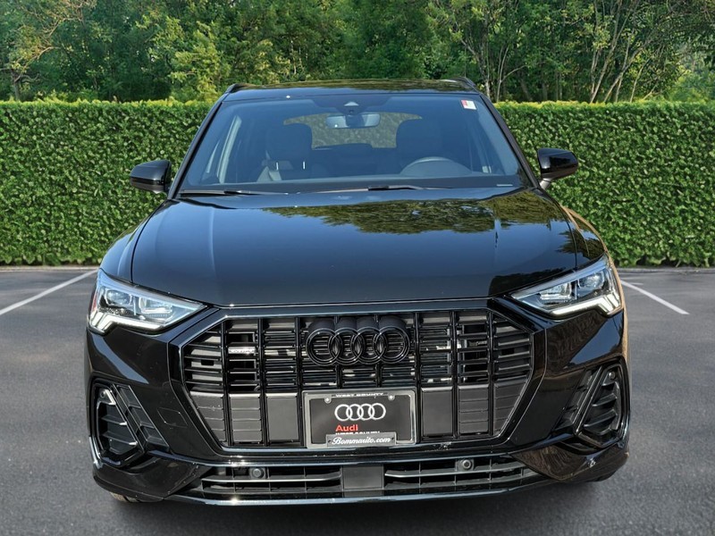 Audi Q3 Vehicle Full-screen Gallery Image 07