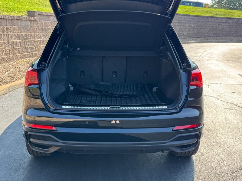 Audi Q3 Vehicle Full-screen Gallery Image 09