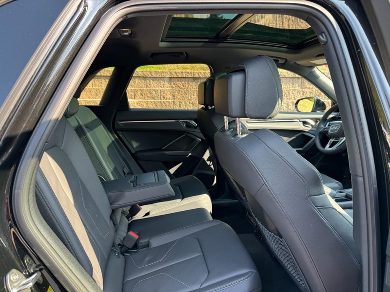 Audi Q3 Vehicle Full-screen Gallery Image 10