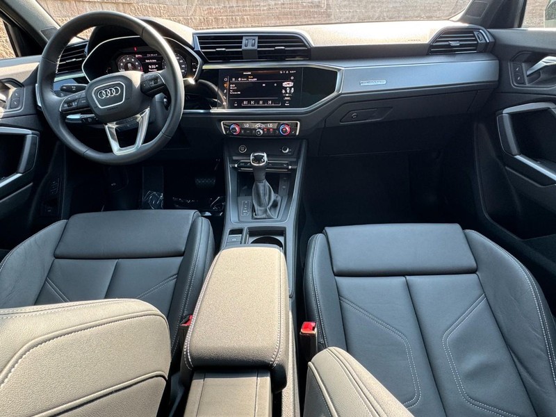 Audi Q3 Vehicle Full-screen Gallery Image 11