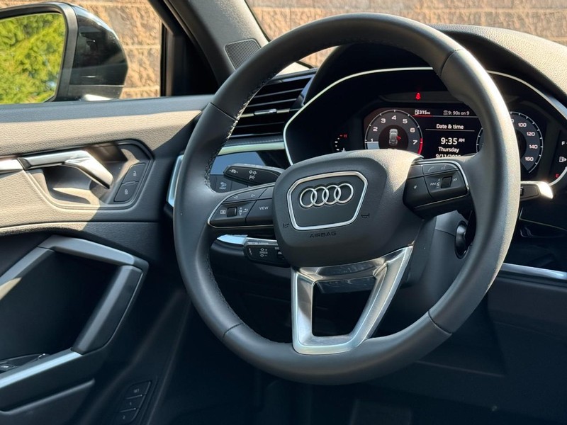 Audi Q3 Vehicle Full-screen Gallery Image 12