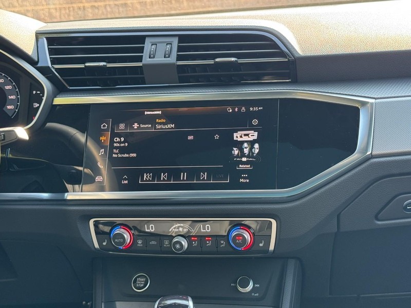 Audi Q3 Vehicle Full-screen Gallery Image 13