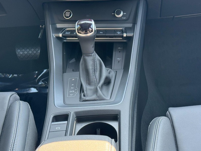 Audi Q3 Vehicle Full-screen Gallery Image 14